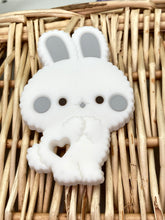 Cargar imagen en el visor de la galería, MORDEDOR CONEJITO BLANCO 1 UD
