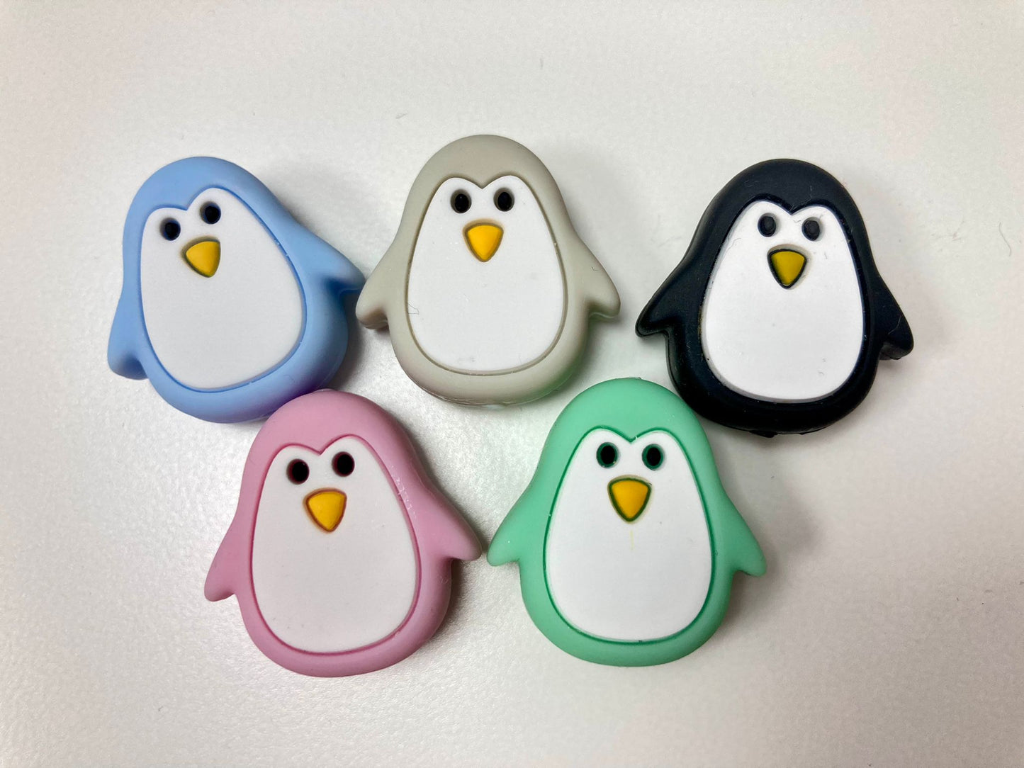 Pingüinos disponibles: azul, gris, negro, rosa y menta.