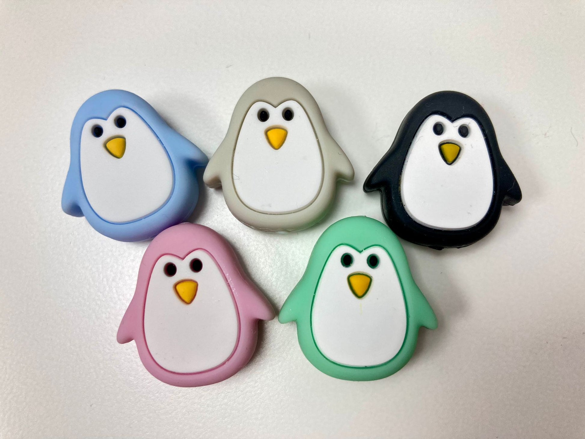 Pingüinos disponibles: azul, gris, negro, rosa y menta.