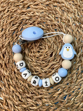 Cargar imagen en el visor de la galería, CHUPETERO MODELO PINGU
